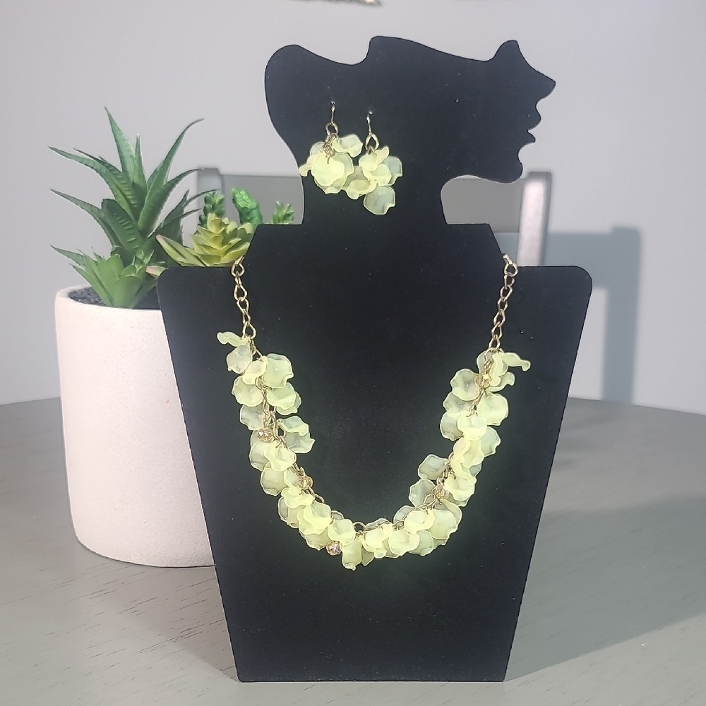 Elegant Floral Necklace and Earring Set